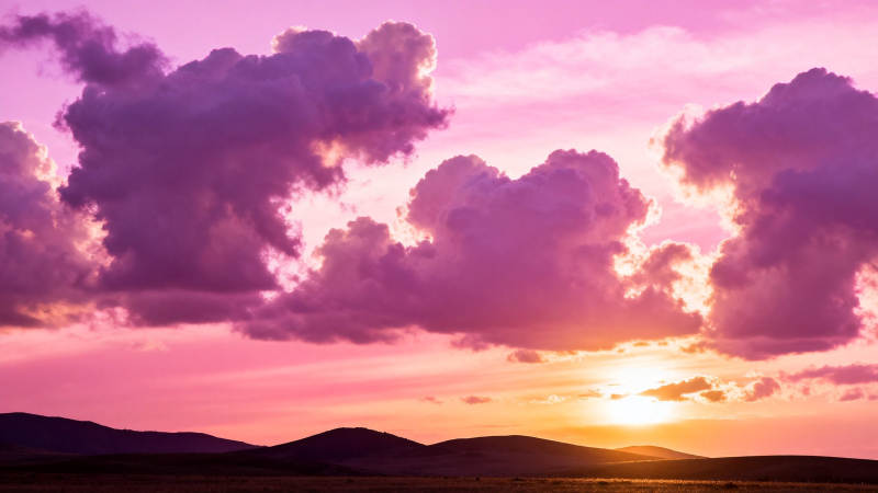 紫霞漫天 夕阳染山峦图片