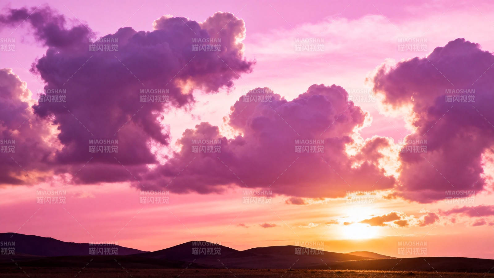 紫霞漫天 夕阳染山峦图片