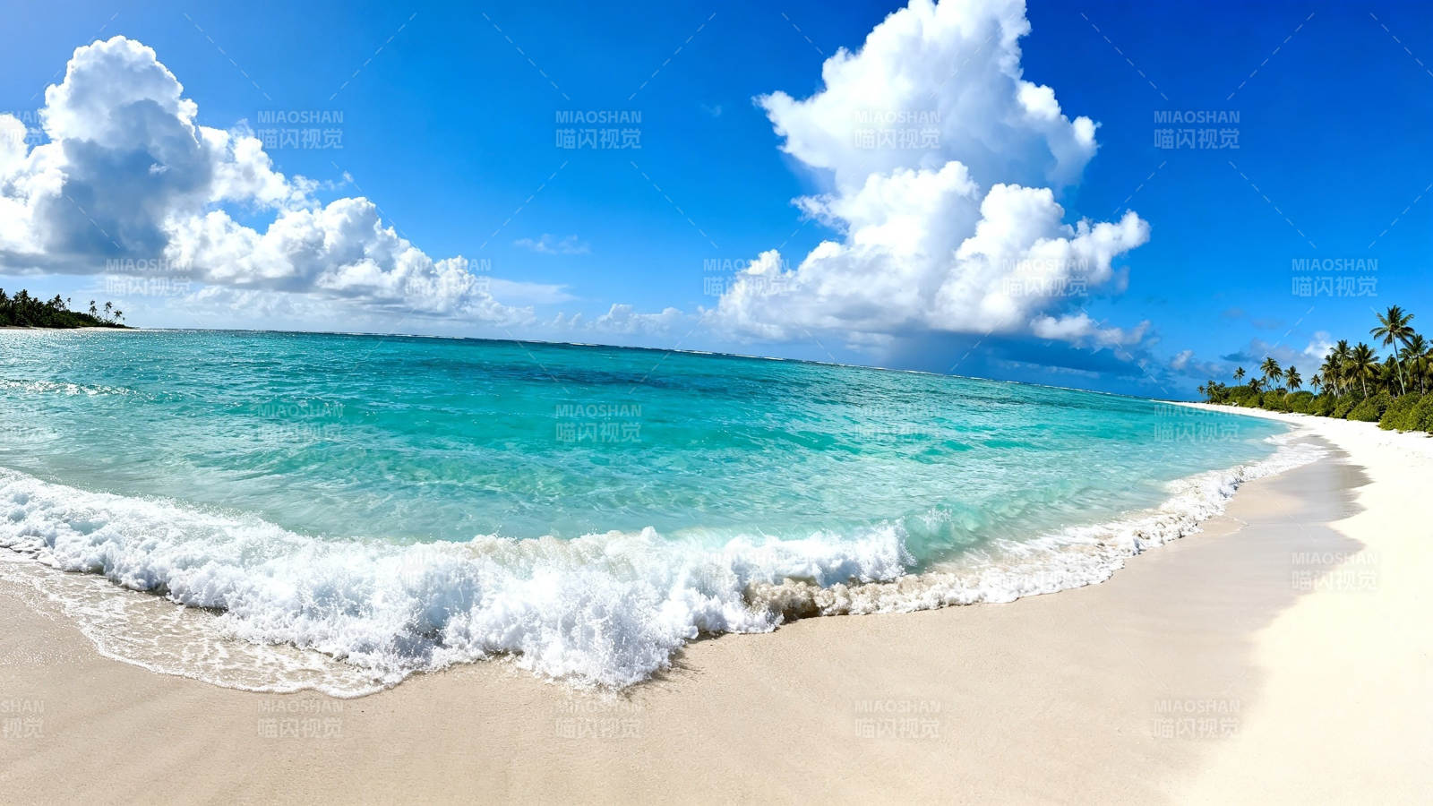 碧海蓝天 白浪轻抚沙滩图片