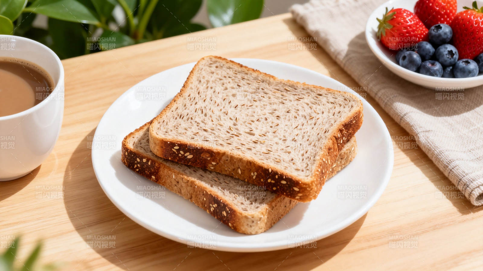 全麦吐司配浆果早餐图片