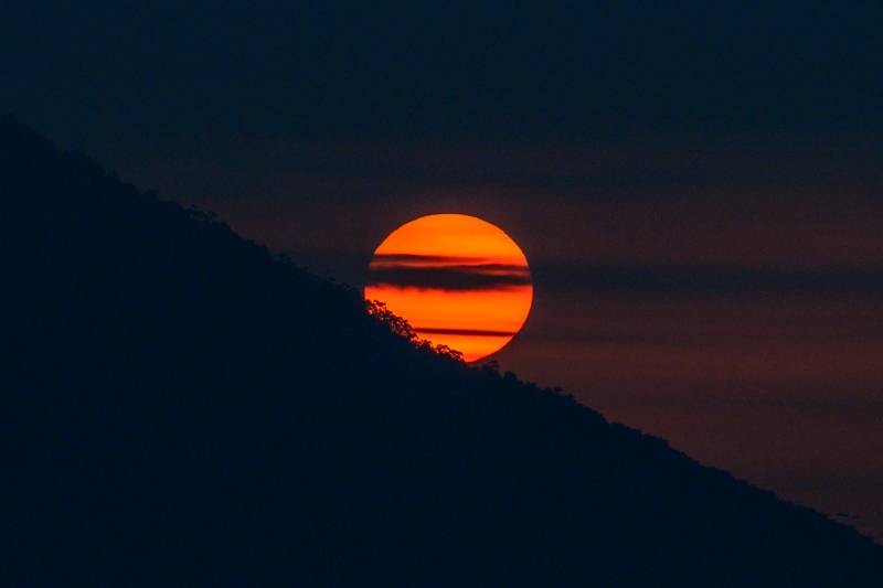 夕阳沉山 橙红如焰图片