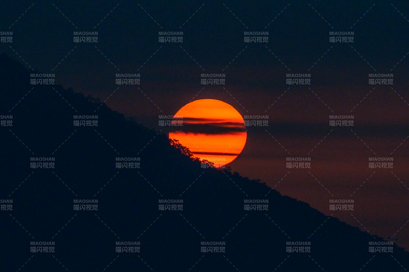 夕阳沉山 橙红如焰图片