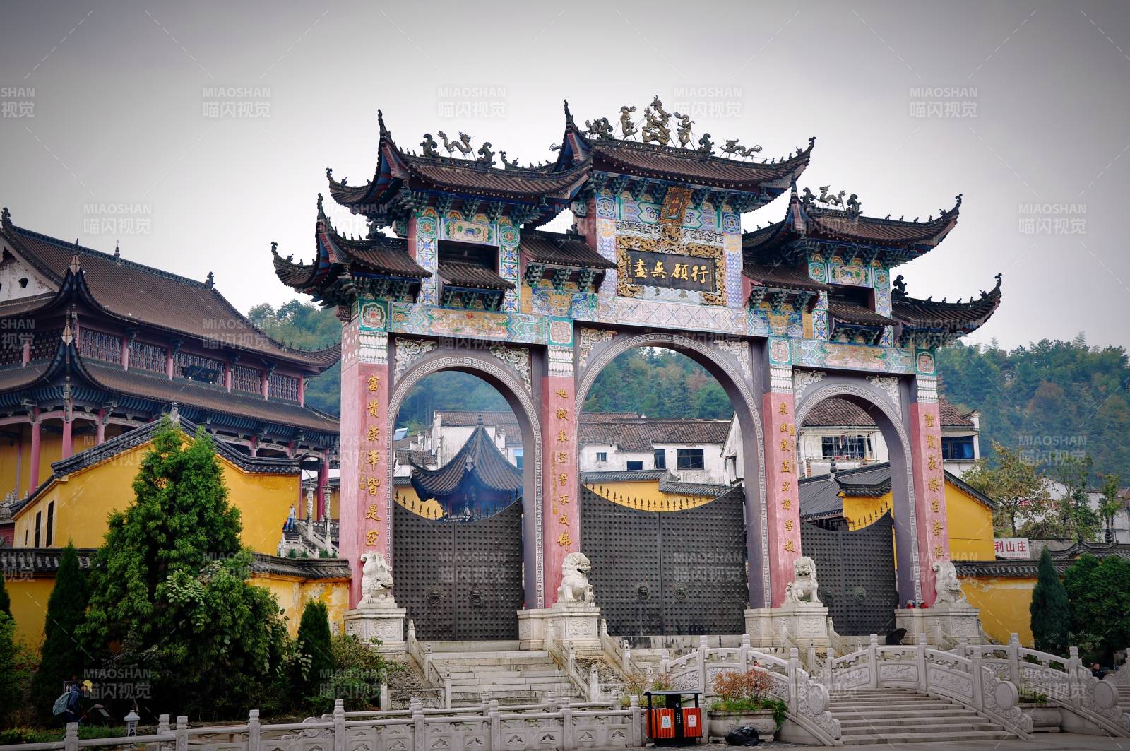 安徽九华山地藏禅寺的“行愿无尽”牌坊图片