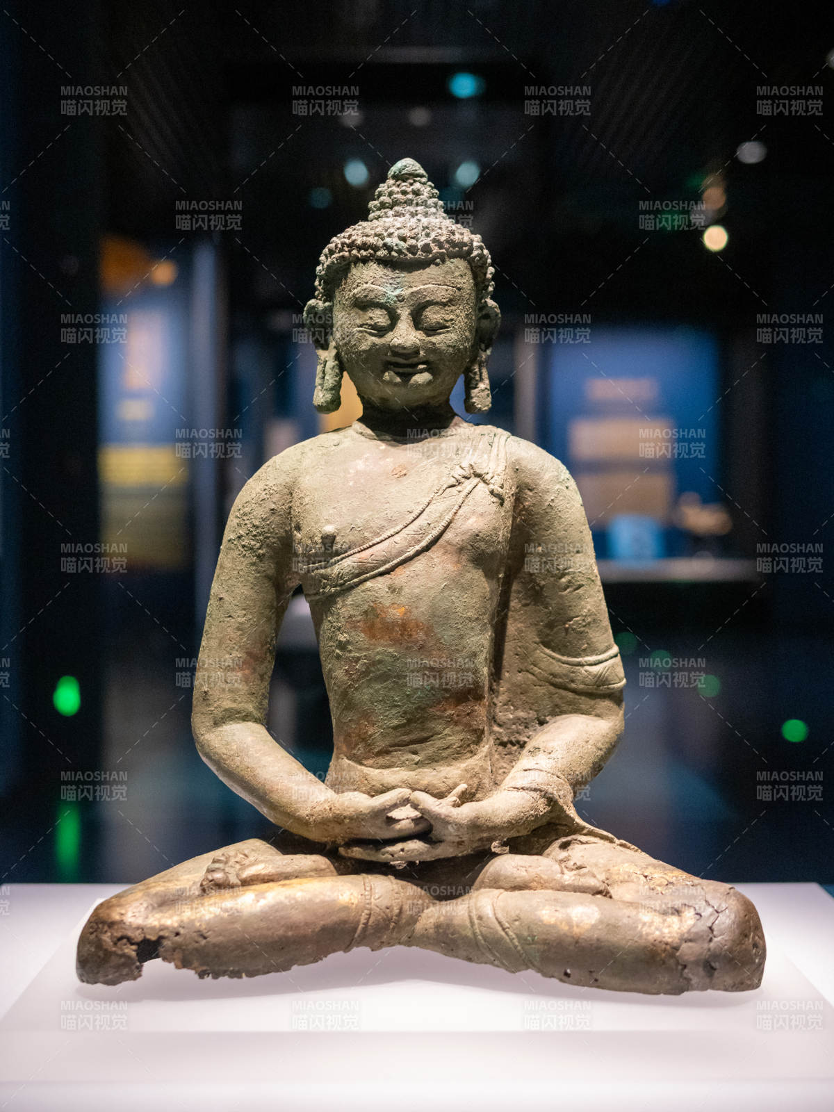 古铜佛像静坐展禅意图片