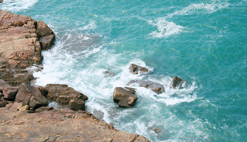碧海拍岩 浪花飞溅图片