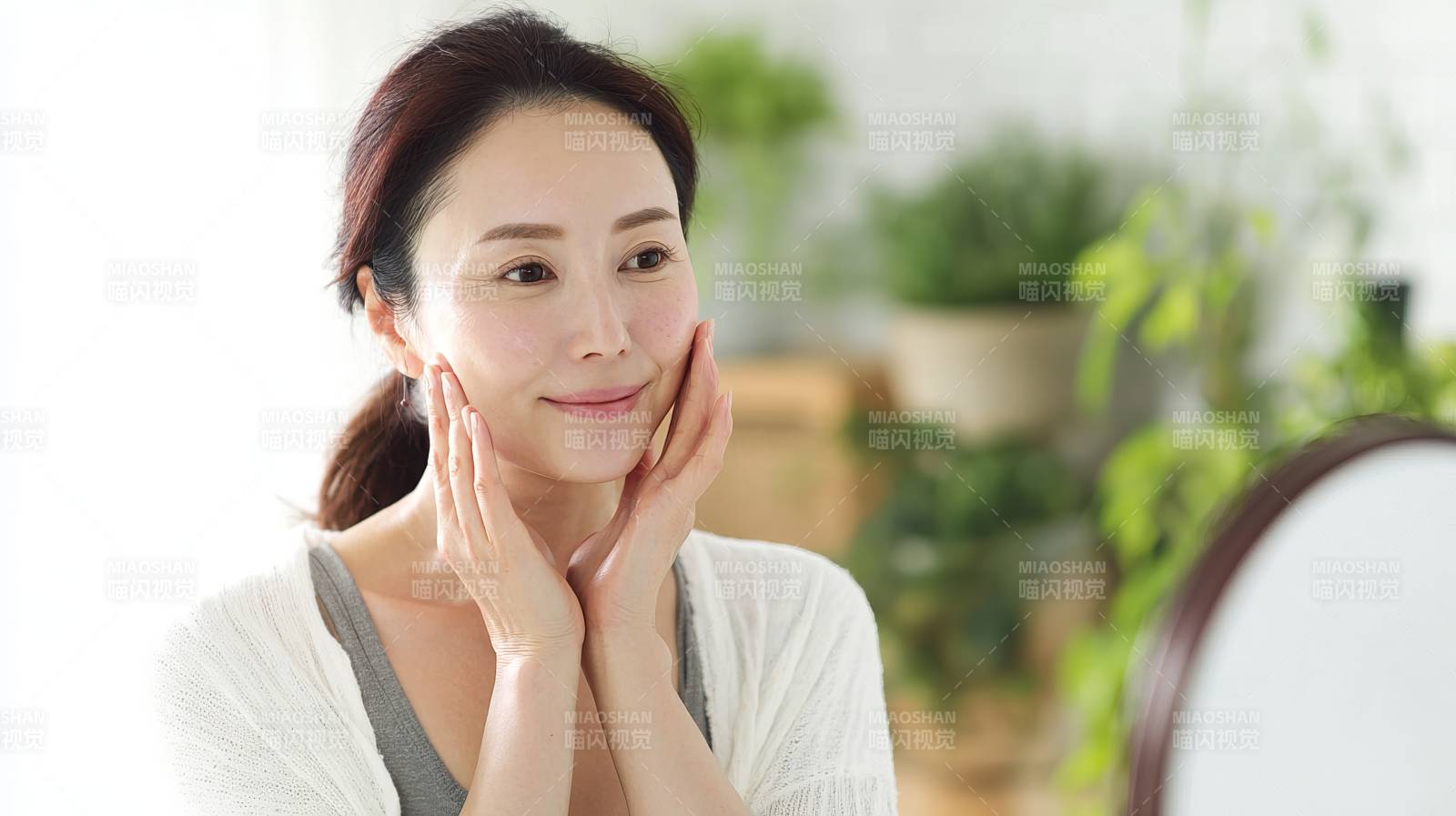 轻抚脸颊 镜前微笑自赏图片