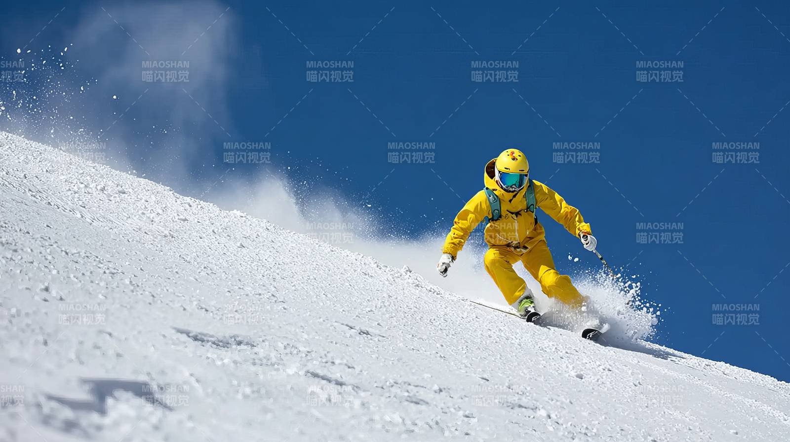 黄衣滑雪者疾驰雪坡图片