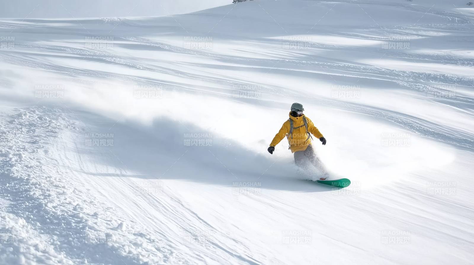 雪坡疾驰 黄衣单板飞扬图片