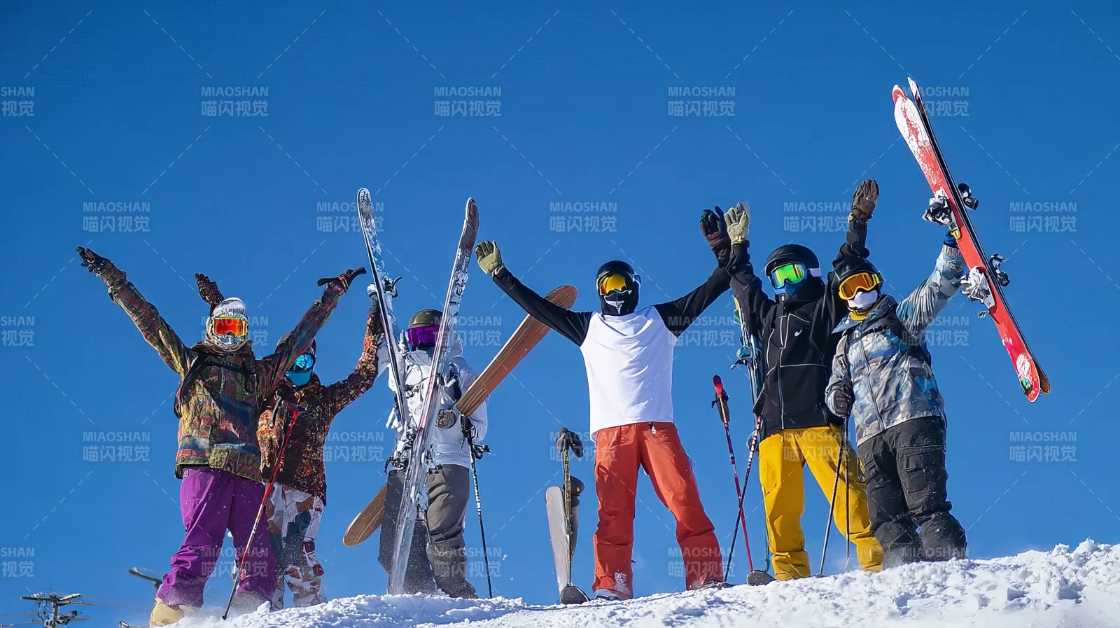 雪山欢呼 滑雪乐翻天图片