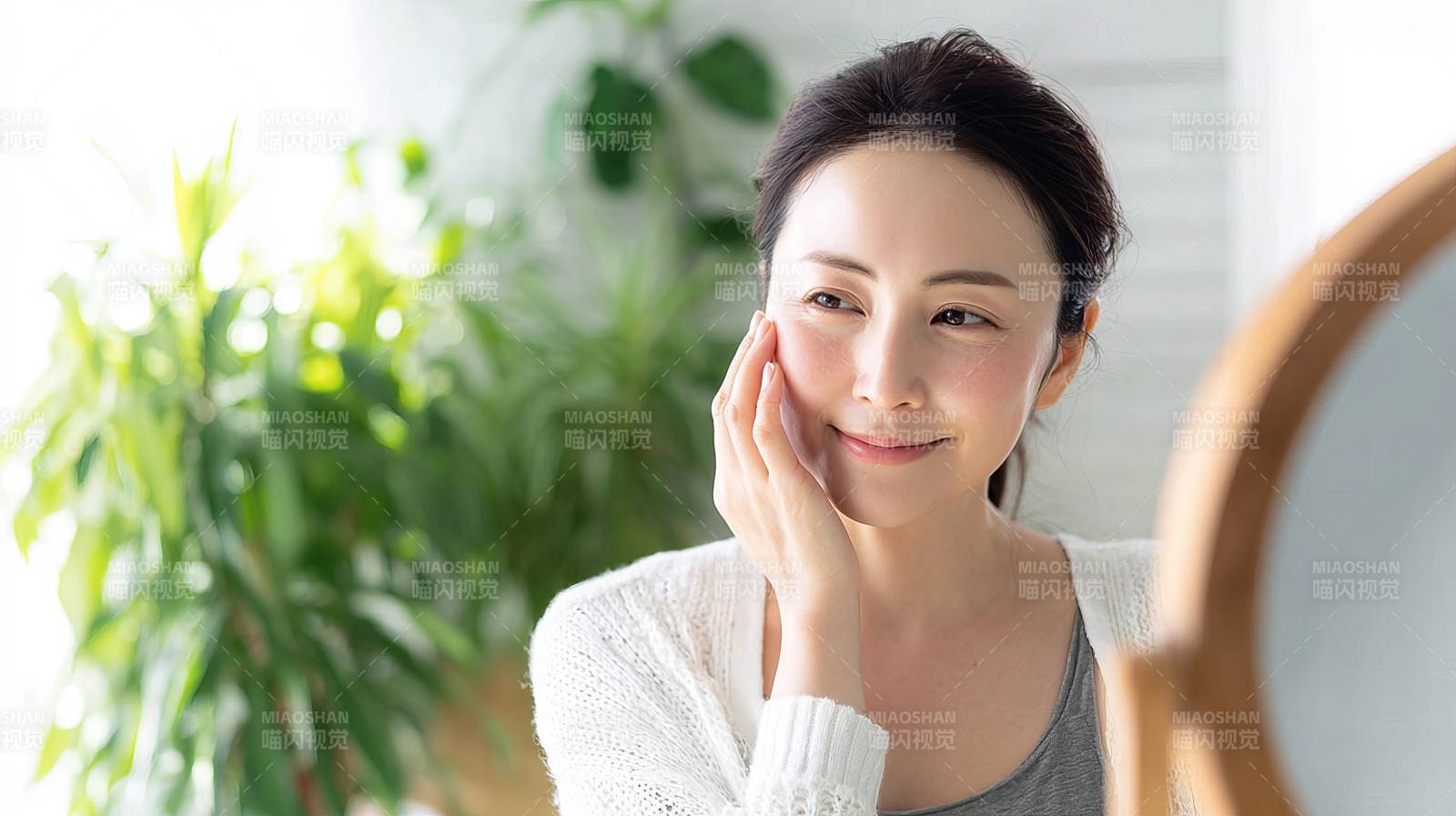 晨起护肤 镜前微笑自赏图片