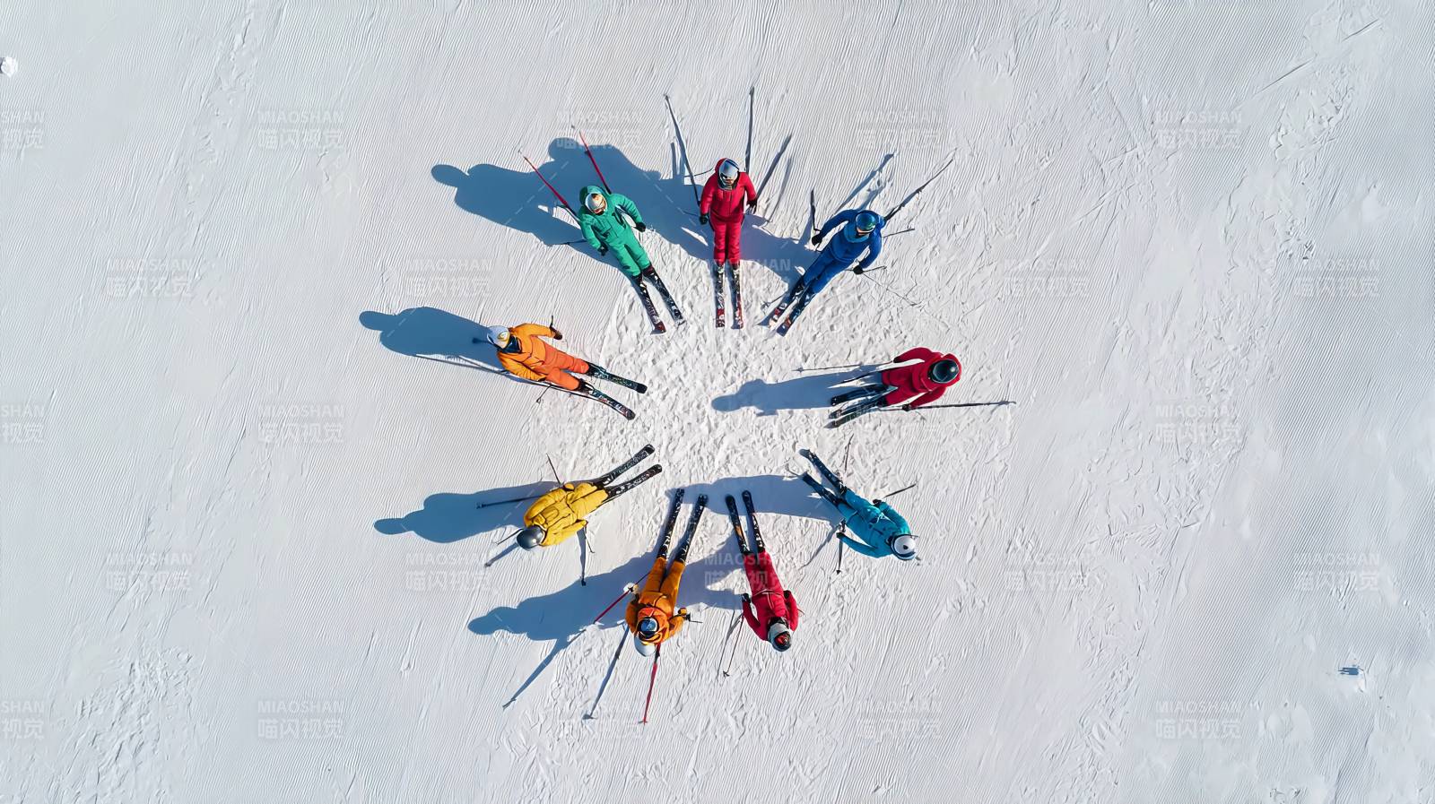 雪地圆圈合影 色彩斑斓滑雪者图片