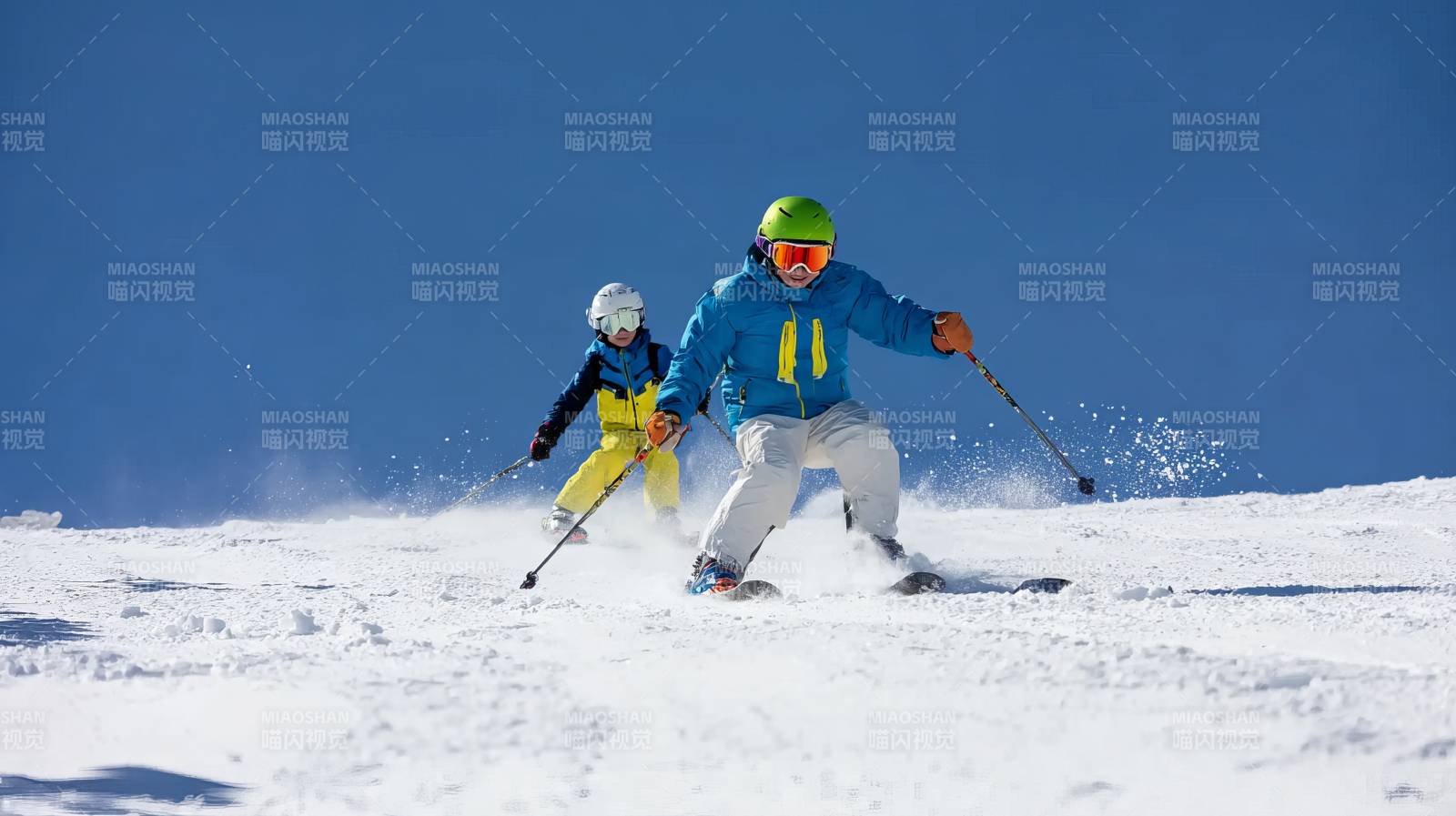 雪地双滑 蓝天伴行图片