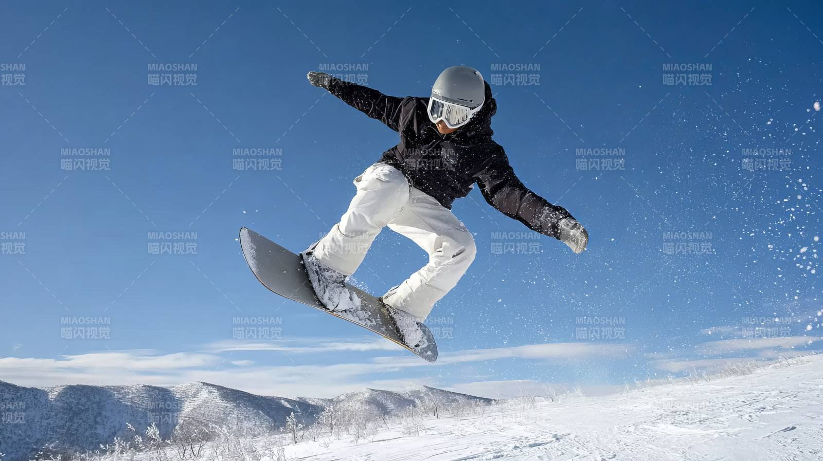 雪板腾空 蓝天为幕图片