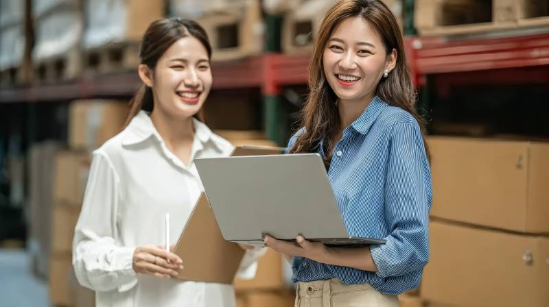仓库双姝笑持笔记本图片