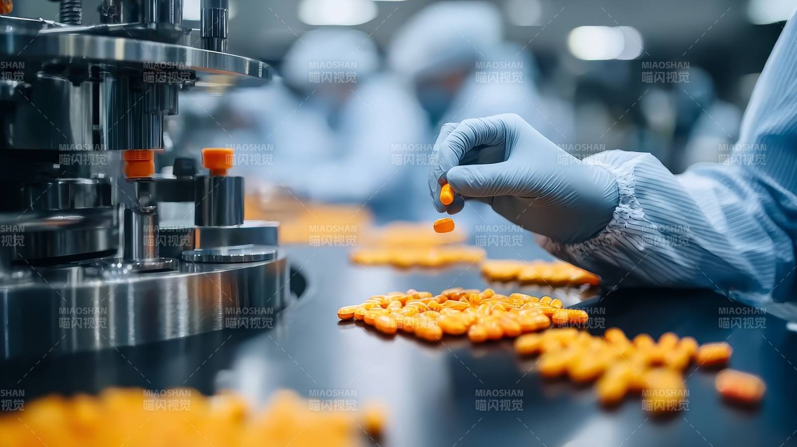 药厂质检 手选橙色药片图片