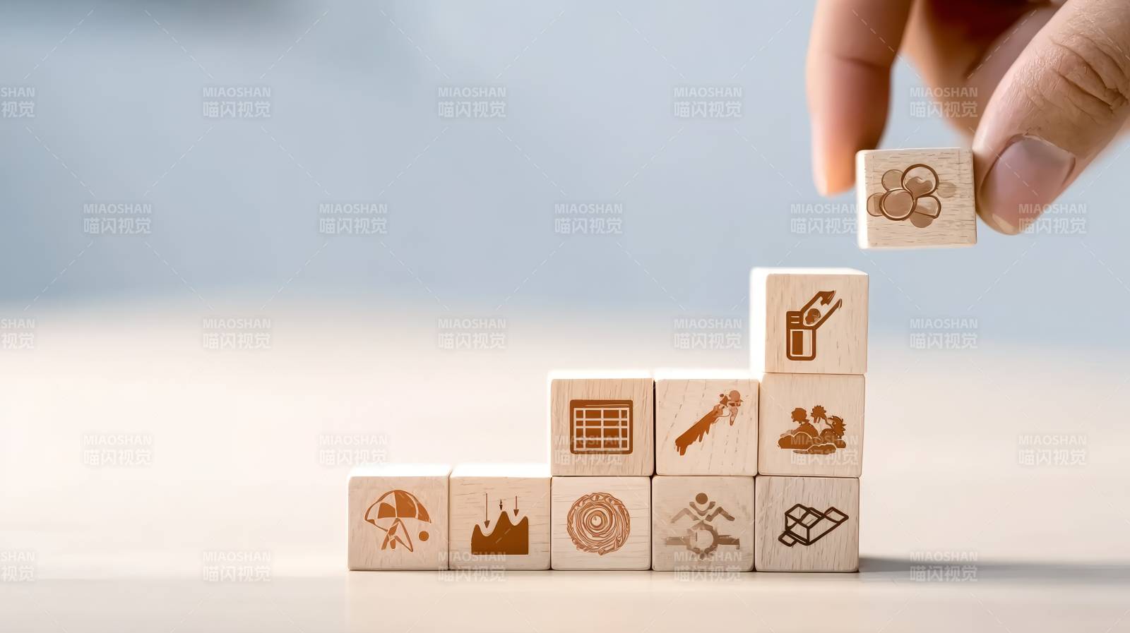 积木阶梯 手放最后一块图片