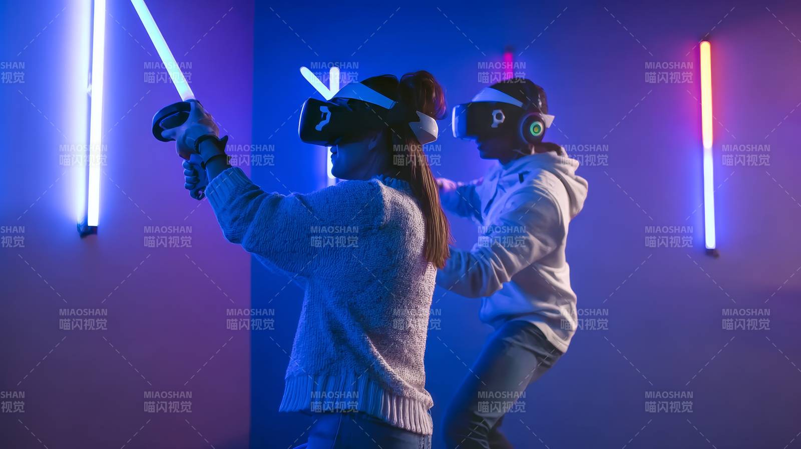 VR光剑对战 霓虹炫彩夜图片