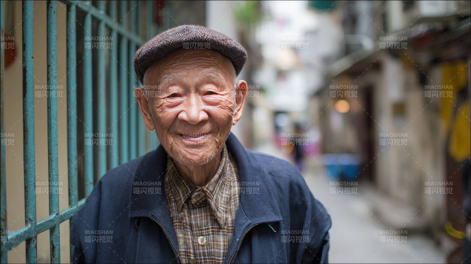 巷口老人笑 岁月温柔待图片
