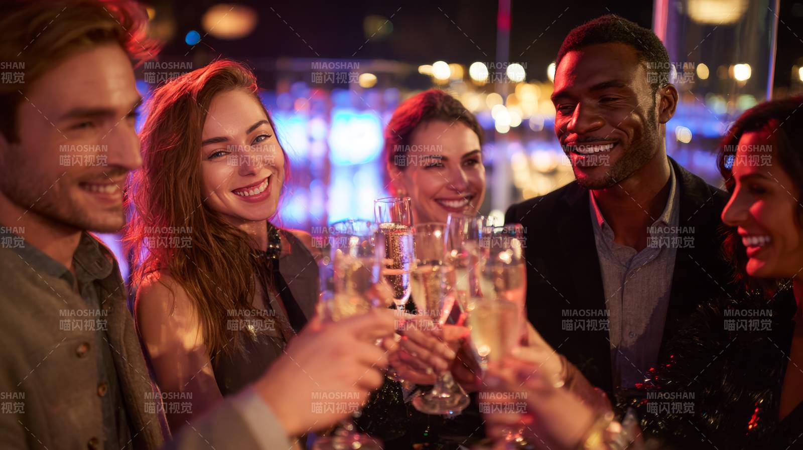 朋友举杯欢庆夜图片