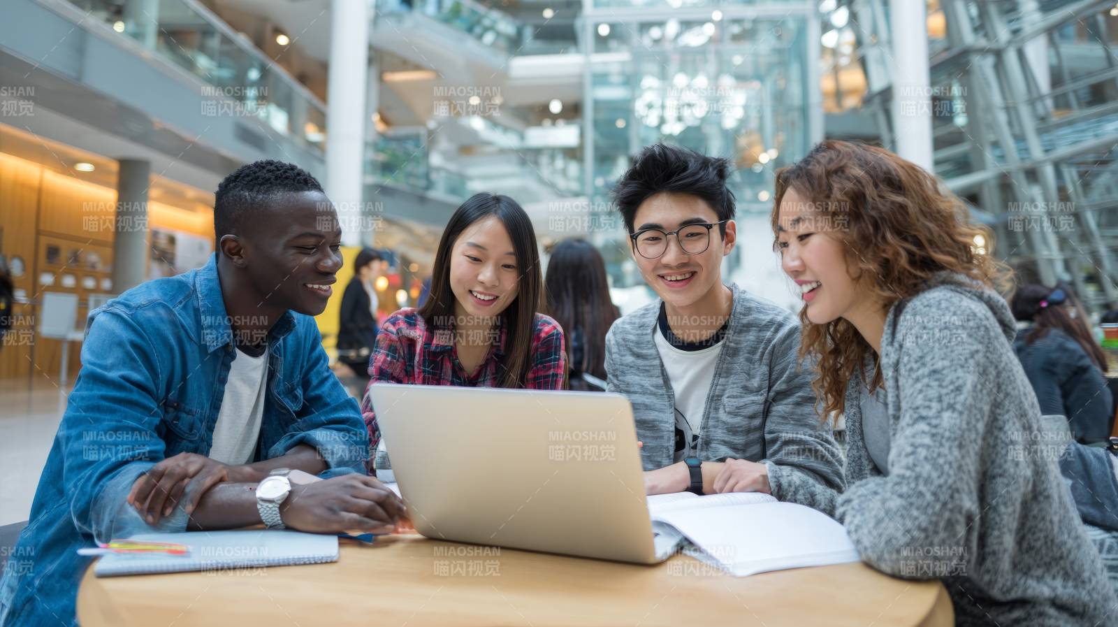 四学生围桌共学 笑谈协作图片