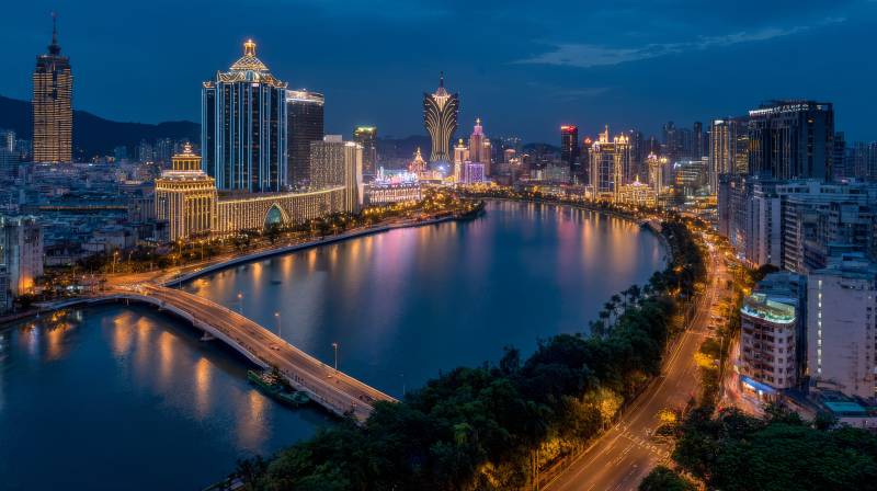 夜幕下的城市河畔风光图片