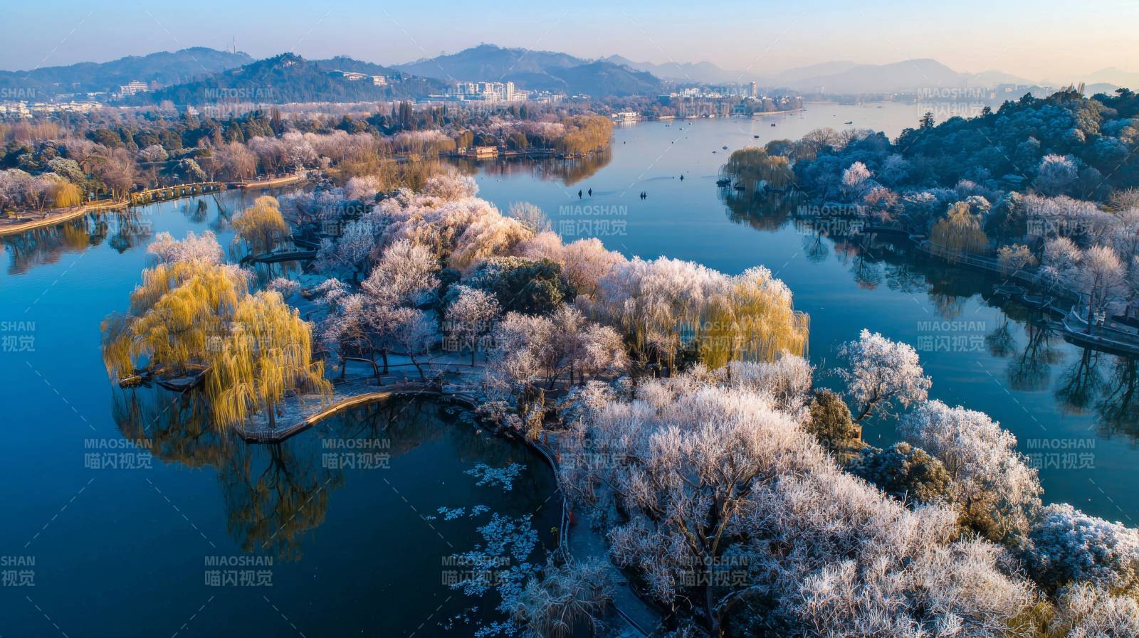 霜染湖岛 晨光如画图片