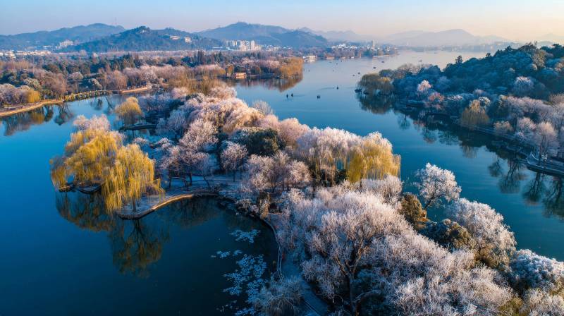霜染湖岛 晨光如画图片