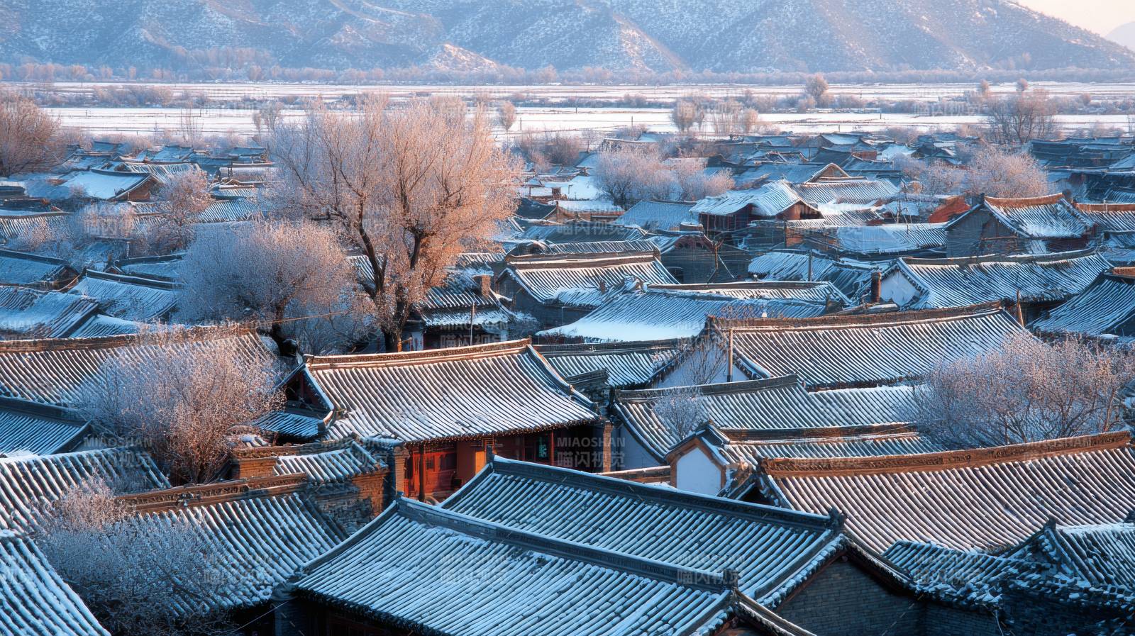 雪覆古村 远山静默如诗图片