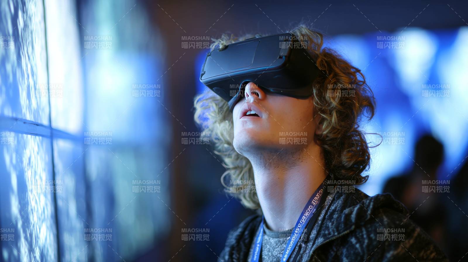 VR沉浸体验 少年仰望未来图片