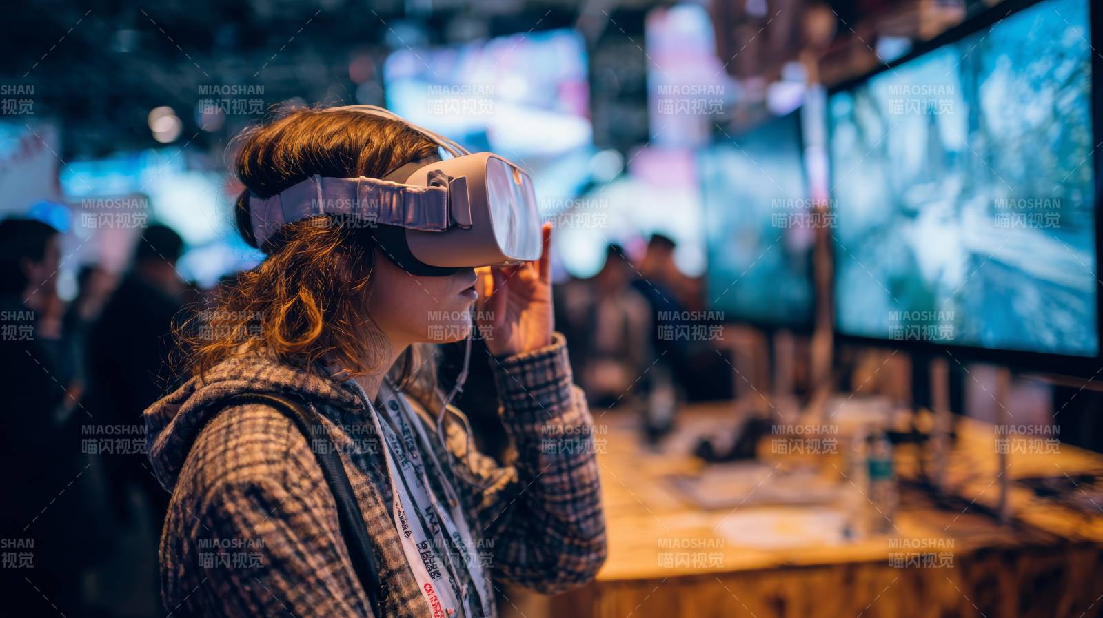VR体验者沉浸虚拟世界图片