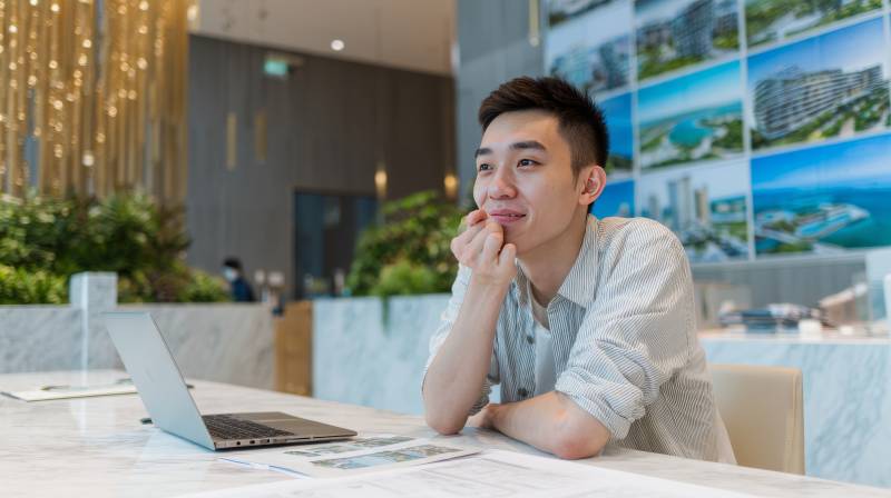 青年沉思于现代办公空间图片