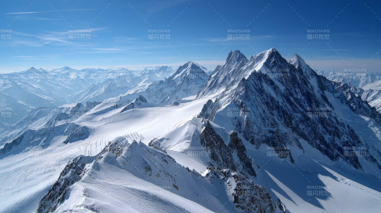 雪山巍峨 蓝天如洗图片