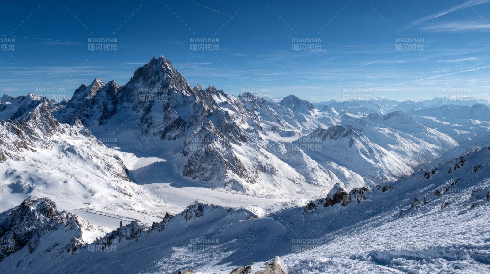 雪山巍峨 蓝天如洗图片