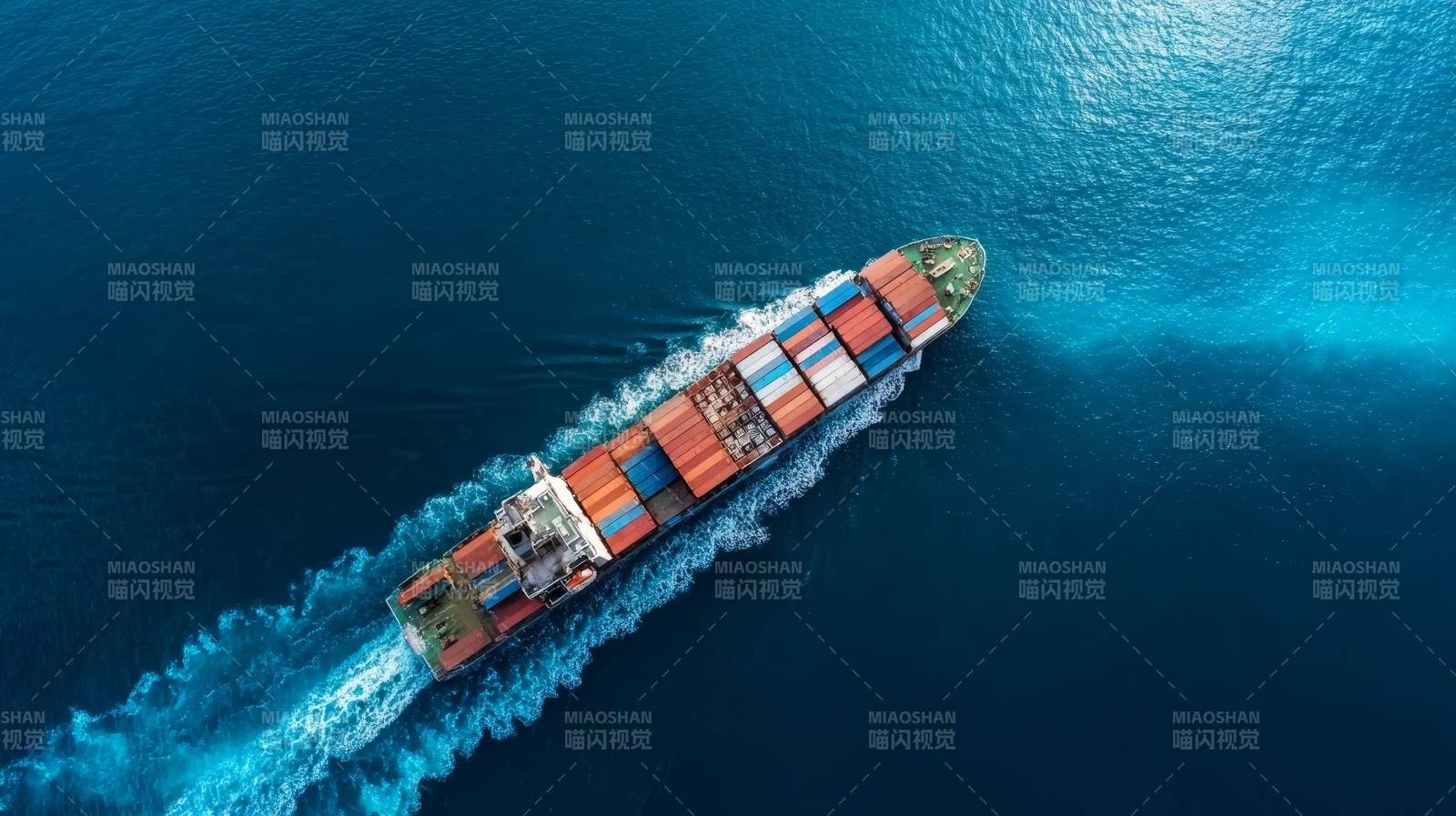 货轮航行蓝海 集装箱满载图片