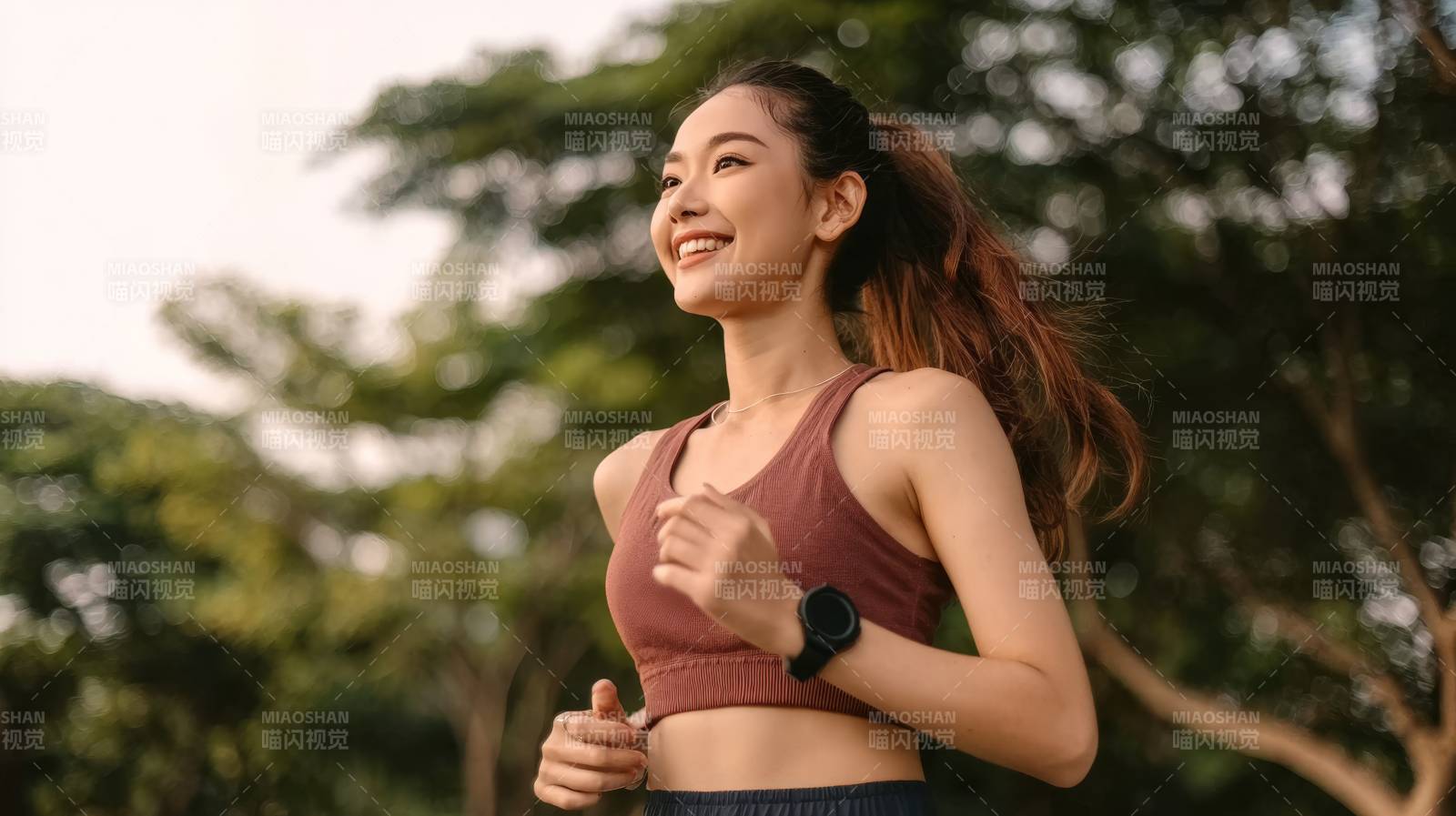 晨跑少女 笑容灿烂如风图片