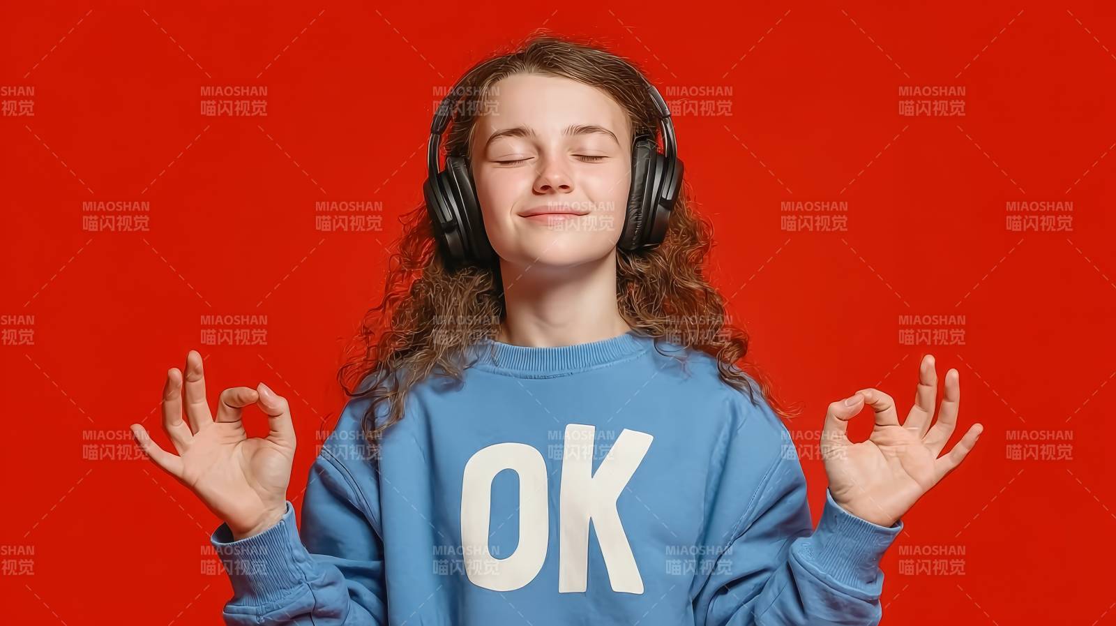 戴耳机冥想 穿 OK 卫衣少女图片