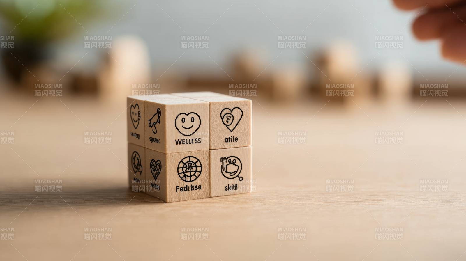 木块拼出 wellness 与 smil图片