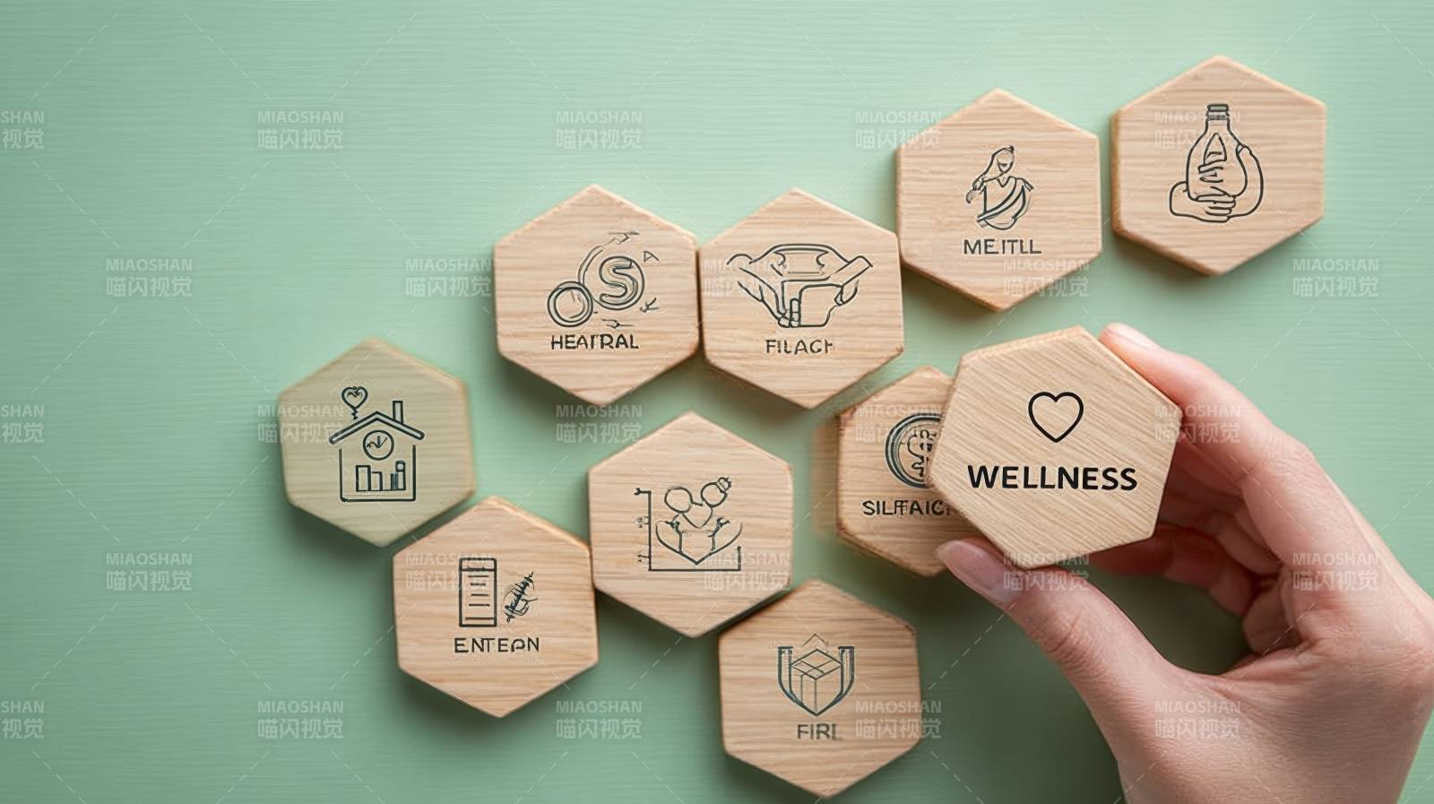 手握 wellness 健康拼图成图片