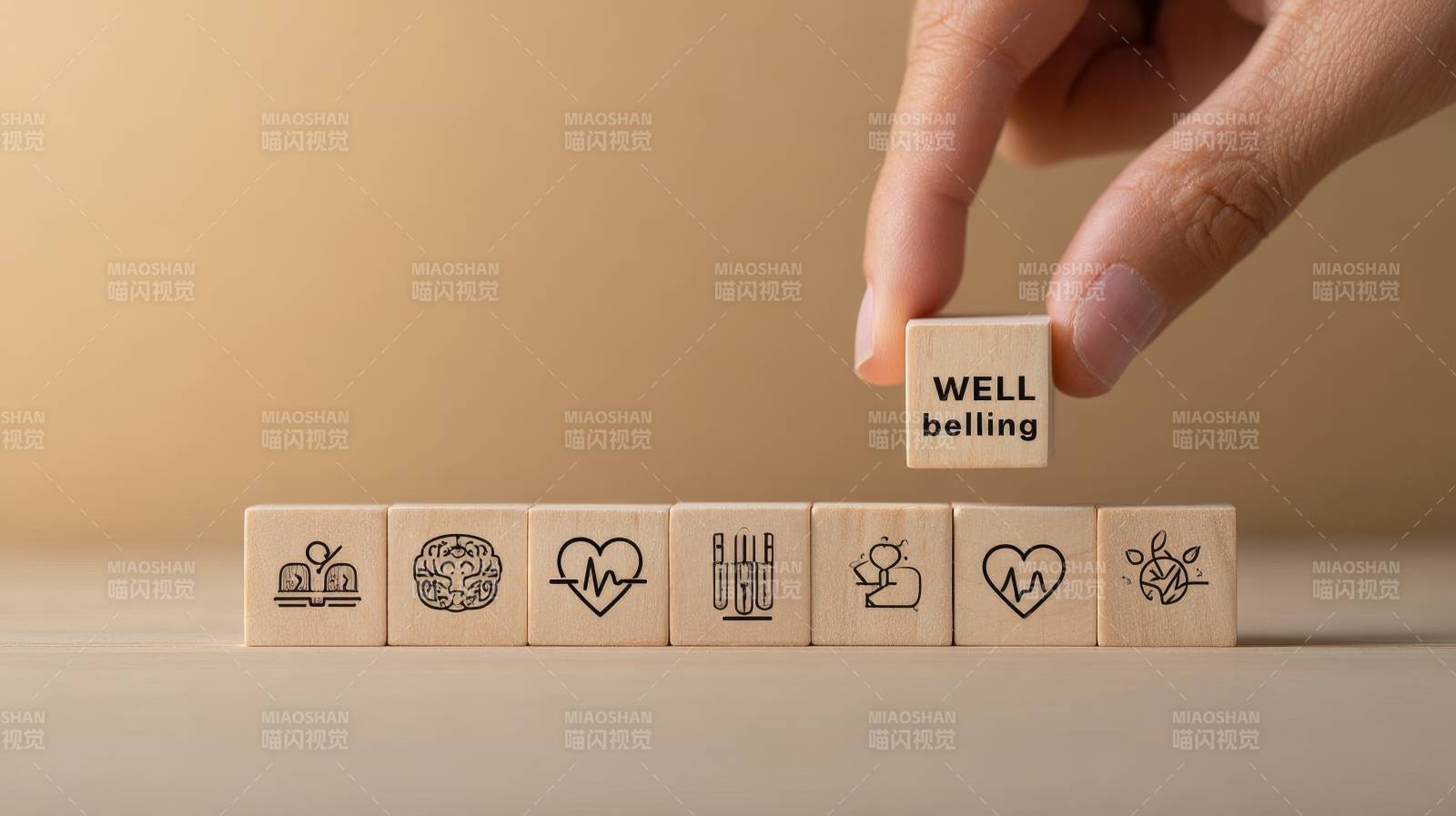 手放 WELL being 木块 拼健康图片