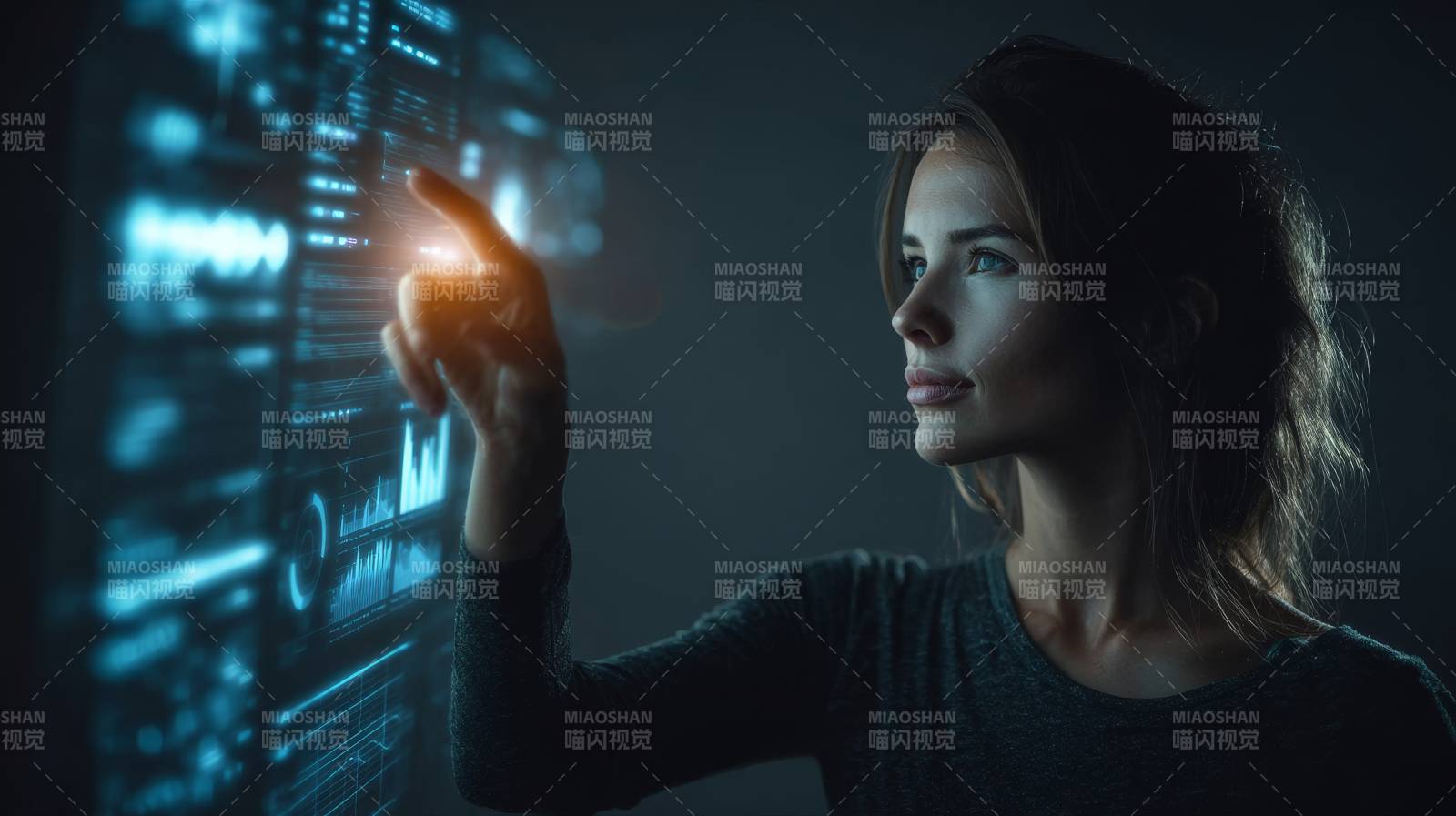 科技女性触碰未来数据屏图片