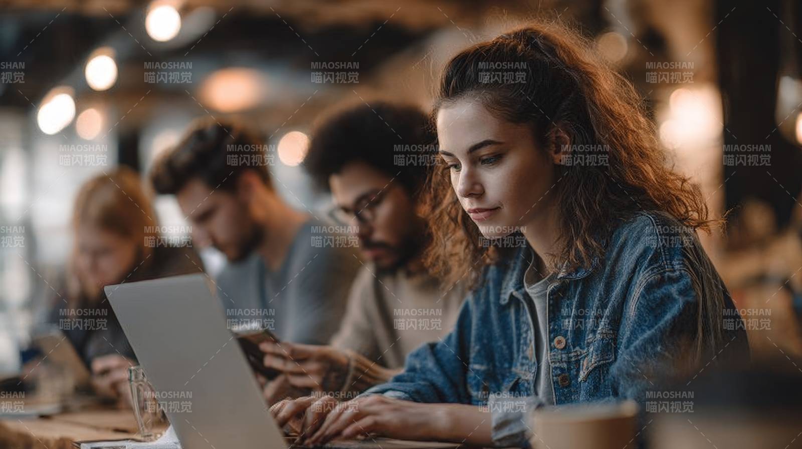 咖啡馆里专注工作的年轻人图片