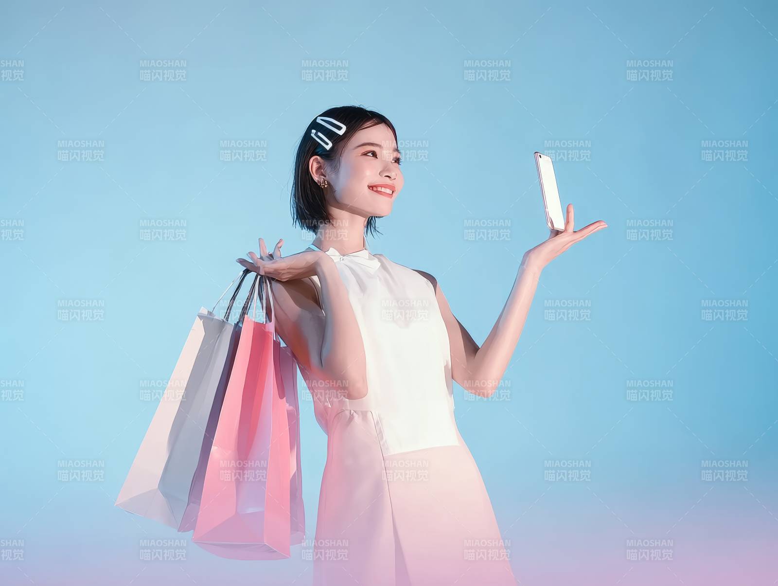 购物少女手持手机微笑图片