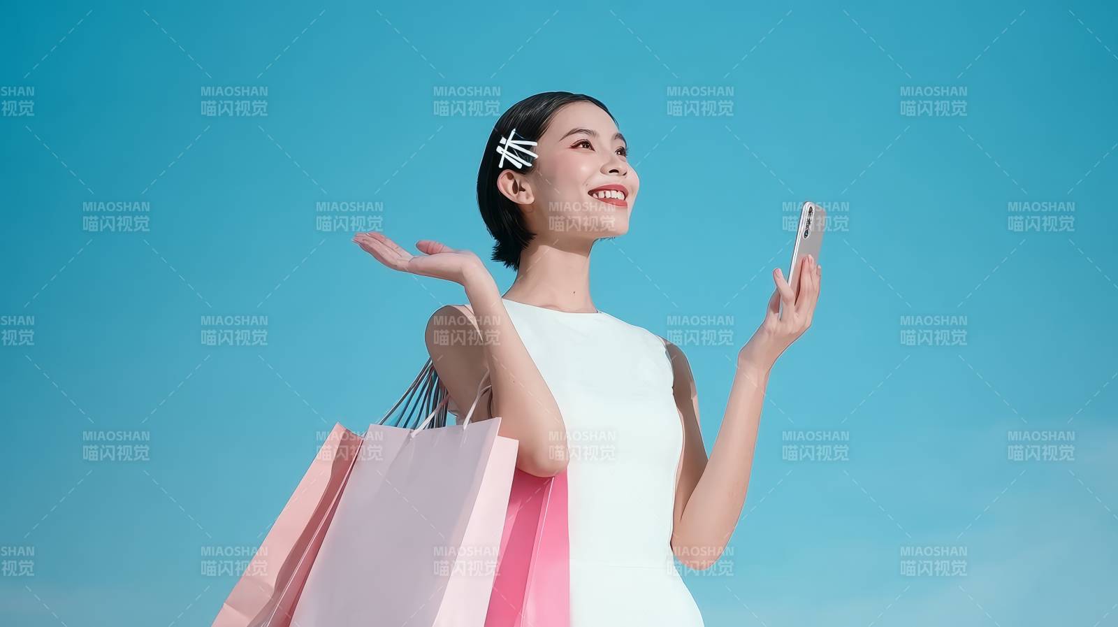 购物开心 手机自拍蓝天背景图片