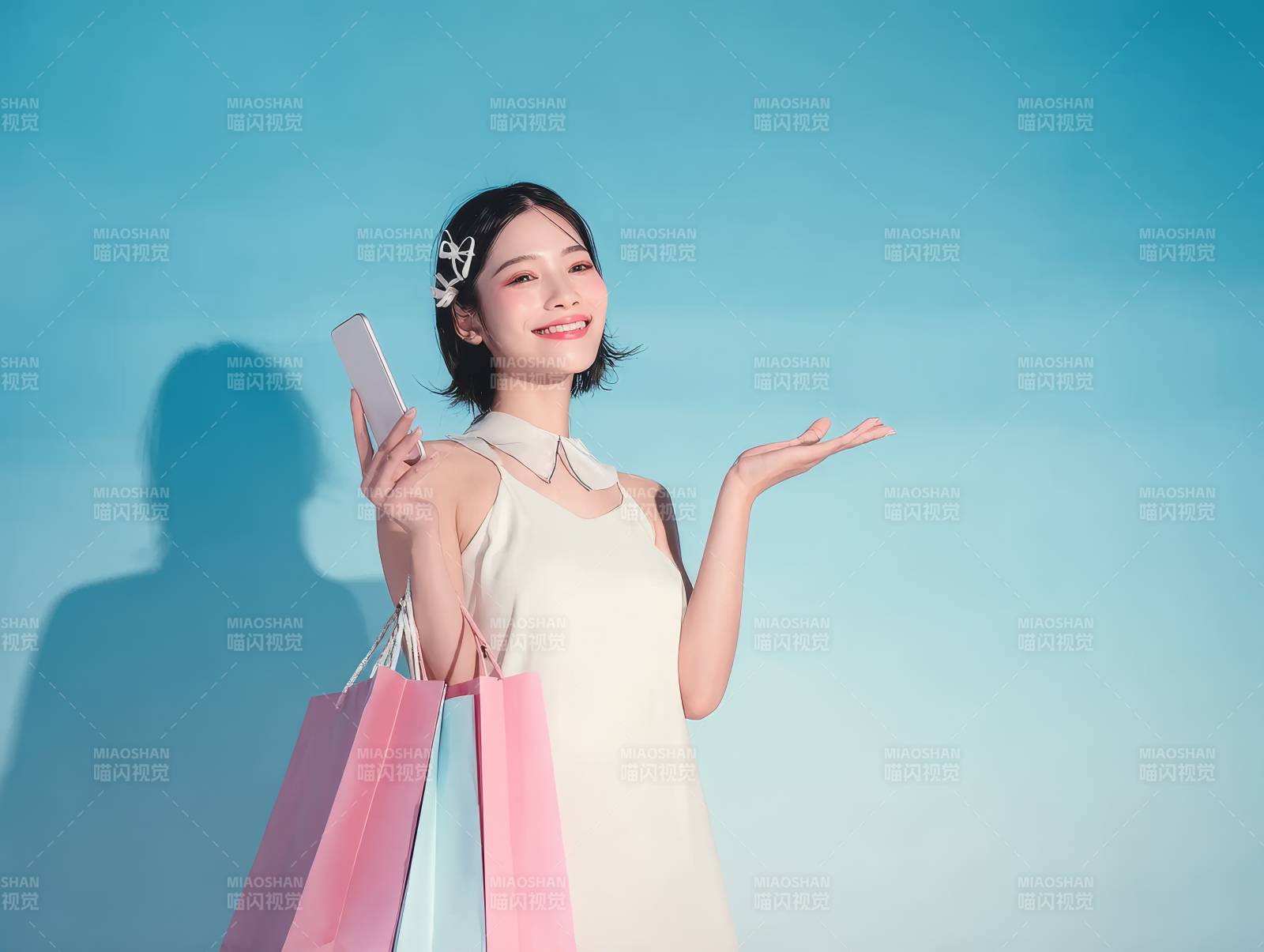 购物女孩微笑展示手机图片