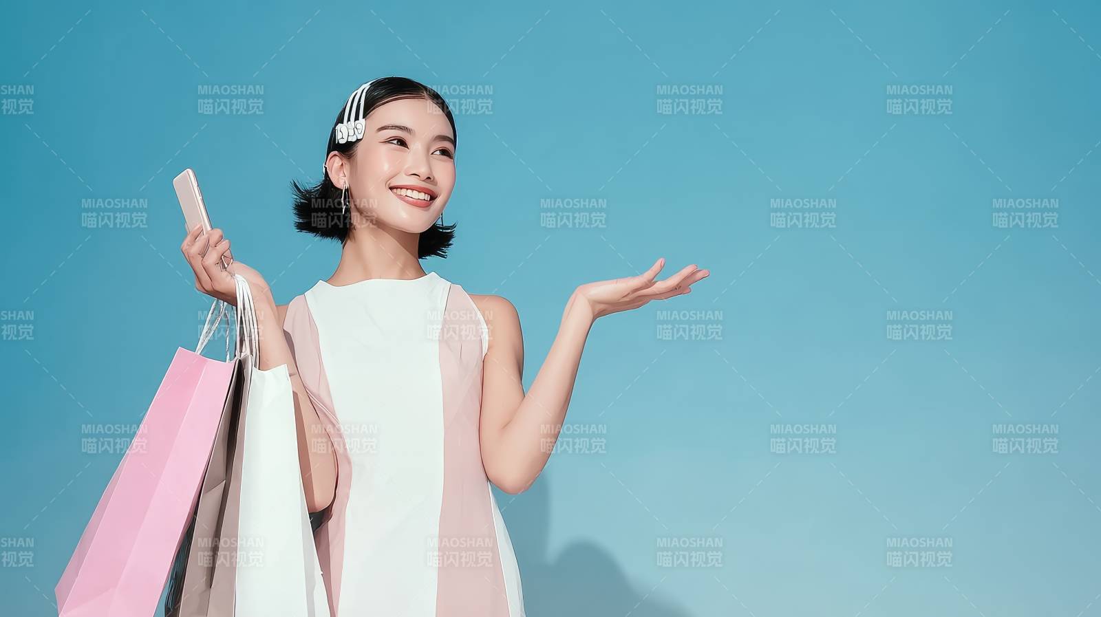 购物女孩笑迎蓝天图片