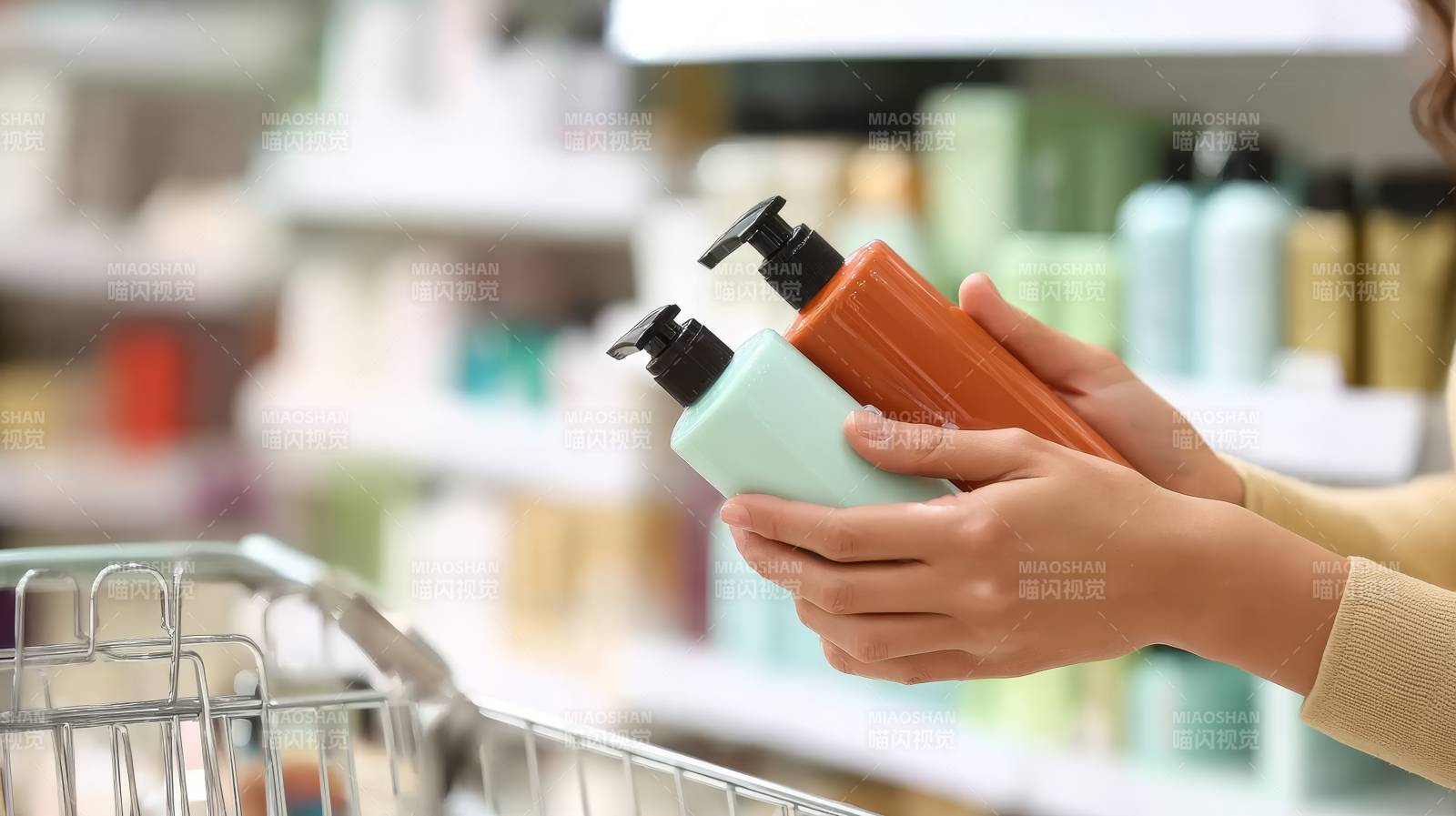 选购洗护用品 手握两瓶对比图片