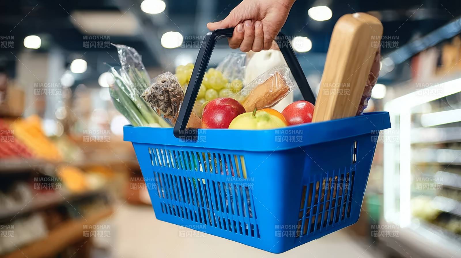 超市购物篮满载新鲜食材图片