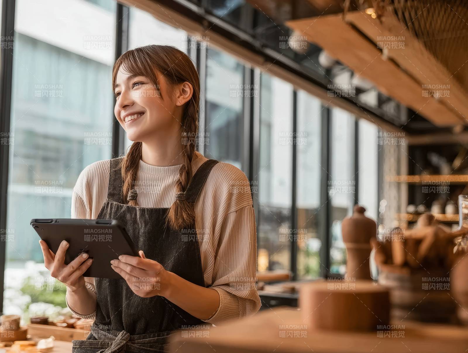 微笑女店员持平板工作图片