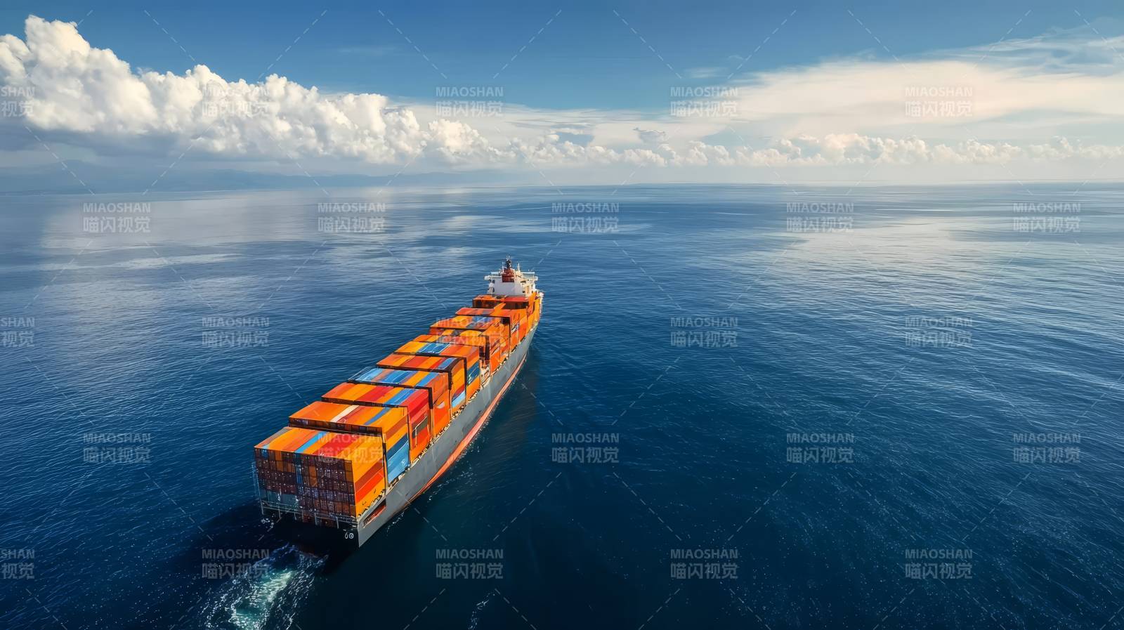 货轮航行于碧海蓝天间图片