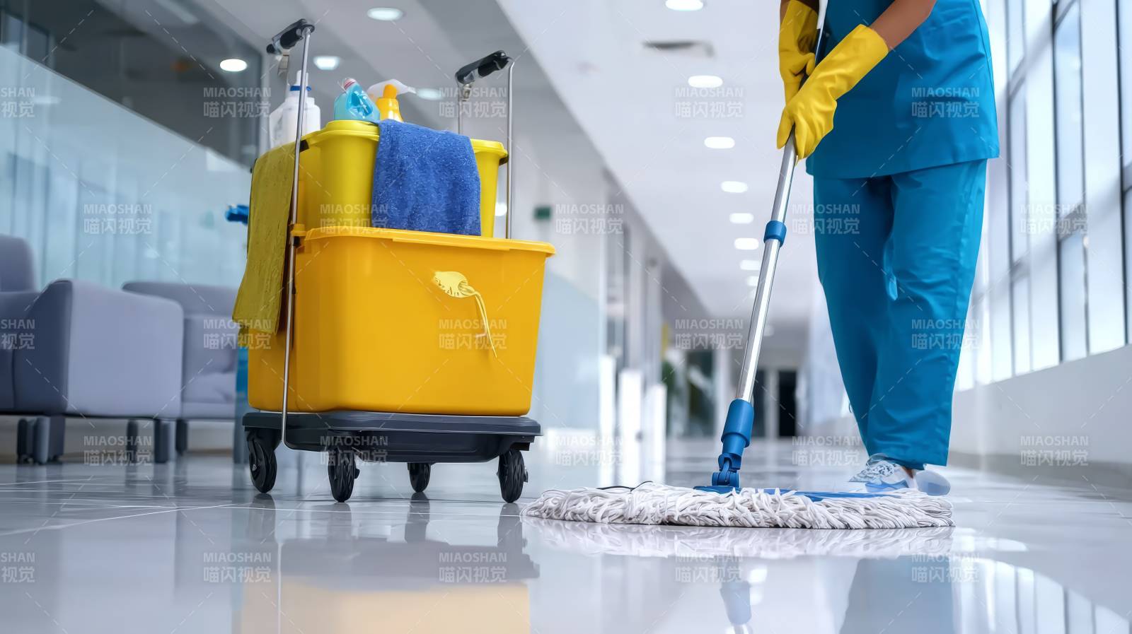 保洁员拖地清洁走廊图片